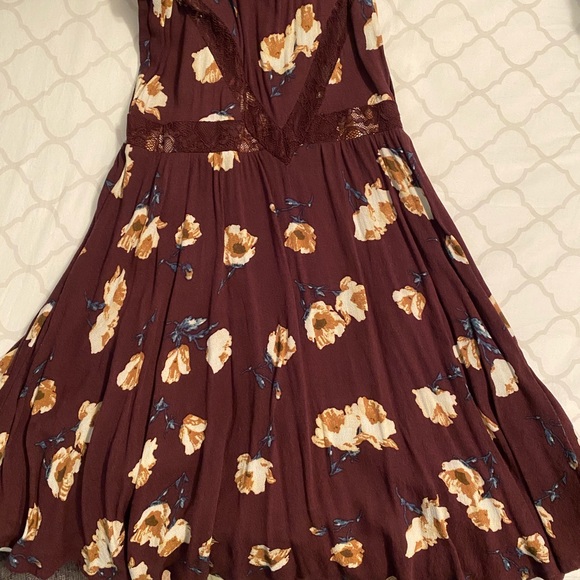 Maroon a-line dress with lace detailing - Picture 5 of 5